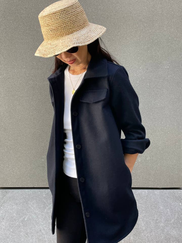 Veste-chemise légère en mélange de laine mérinos douce pour la vente par Adelyn SF