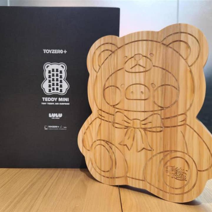 LuLu the Piggy - Teddy Mini Trädisplay för wholesale av Joyify Pty Limited