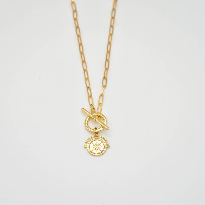 Collier pendentif pièce en or avec grand fermoir pour la vente par Sista Jewelry