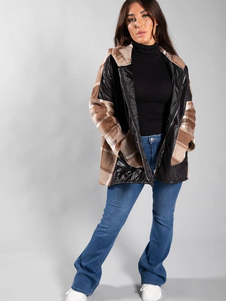 J5FASHION – Engroshandel Jakke - Dame – OVERDIMENSIONERET PU-JAKKE MED TÆTSIDDENDE RYG