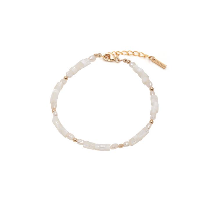 Bracelet en or 14 carats avec coquillages blancs et perles Maiya pour la vente par Ella Palm