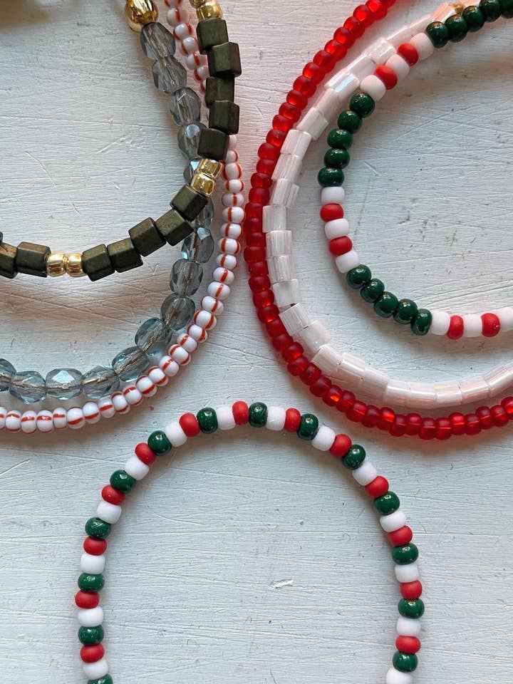 Bracelets sur le thème de Noël pour la vente par Finnie’s Findings