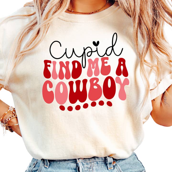 T-shirt "Cupid Find Me a Cowboy" - T-shirt graphique de la Saint-Valentin - Style western - Cadeau romantique et amusant pour cowgirl pour la vente par Epic Life - Designed