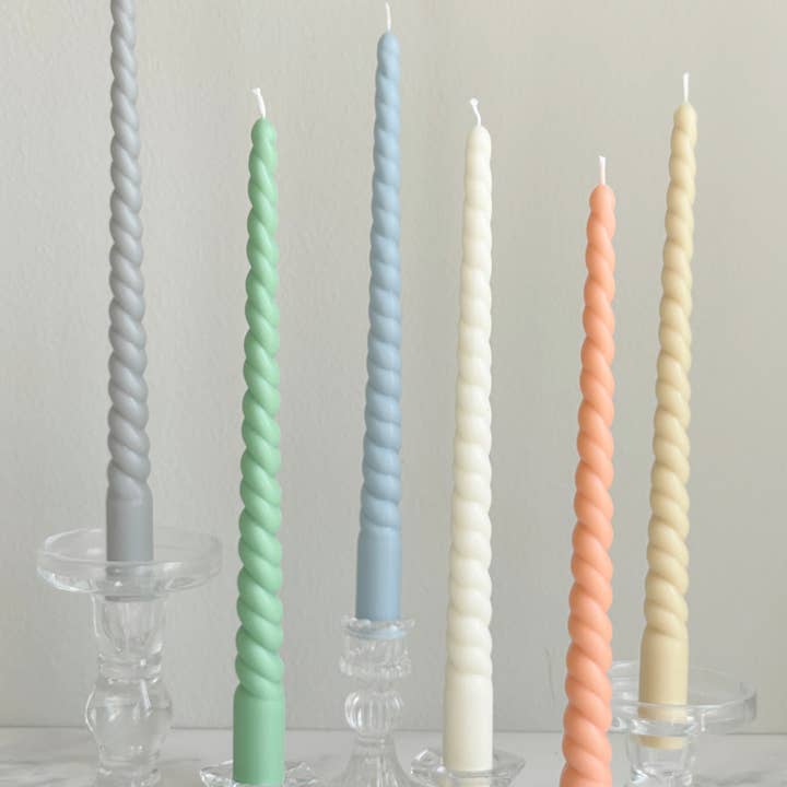 LA AROMA CANDLE CO. - Vendita all'ingrosso Candele cilindriche/candelieri - Candele Affusolate Strette e Ritorte 11 1/4'' (Un Paio)