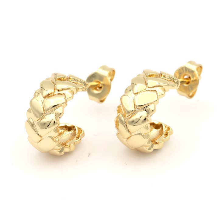 Boucles d'oreilles créoles en forme de C avec motif géométrique matelassé doré 15 mm pour la vente par Simply Jewels
