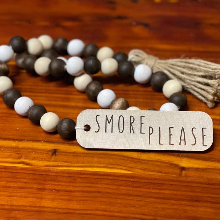 Guirlande de perles en bois SMORE PLEASE pour la vente par West & Wilkerson