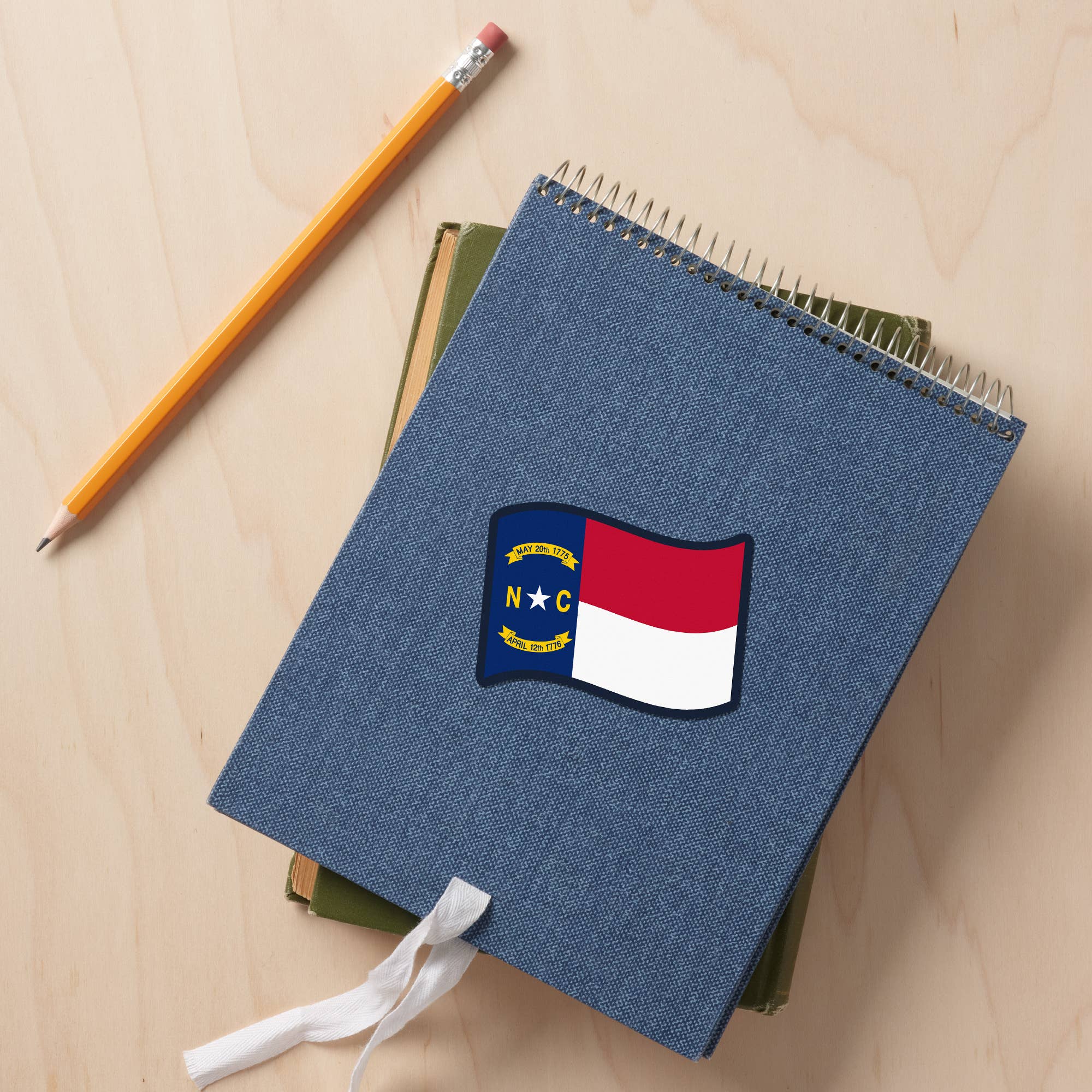 Lantern Press - Vendita all'ingrosso Adesivo - ADESIVO Carolina del Nord, bandiera dello stato, stampa tipografica2