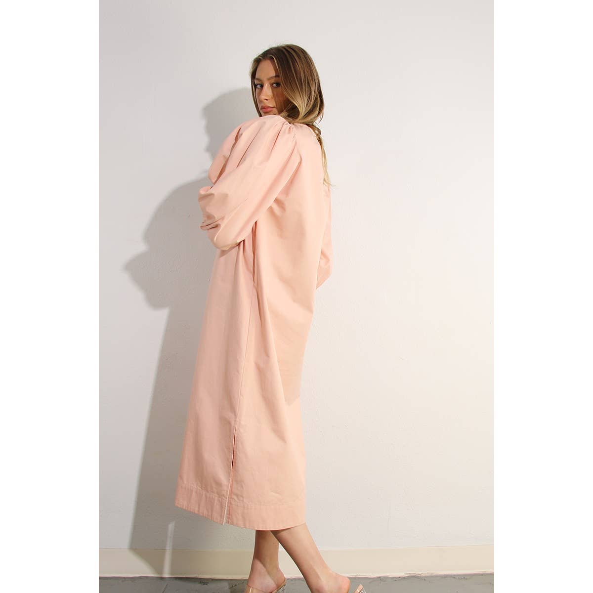 ERRÖTEN MIDIKLEID MIT BALLONÄRMELN für den Großhandel auf Faire5