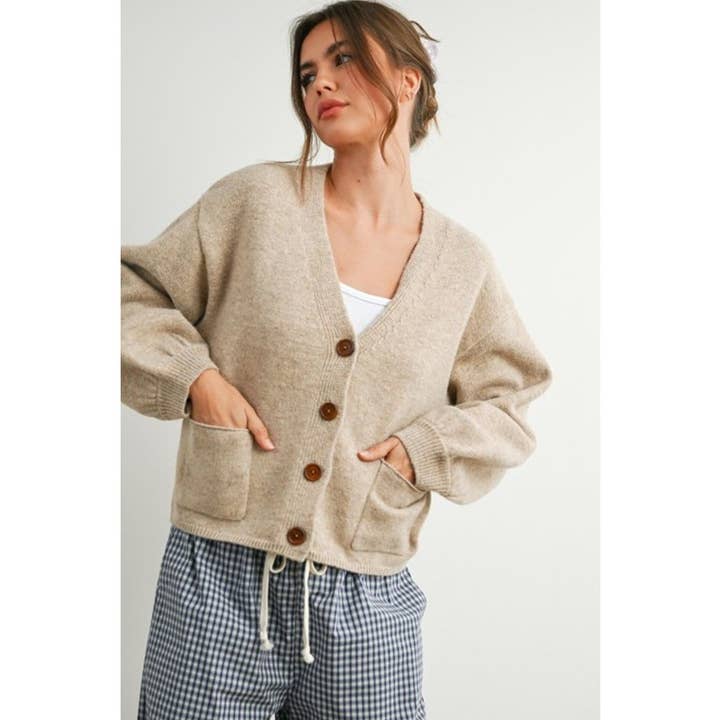 Haut à manches longues avec boutons et poignets, col en V pour femmes pour la vente par Upmost