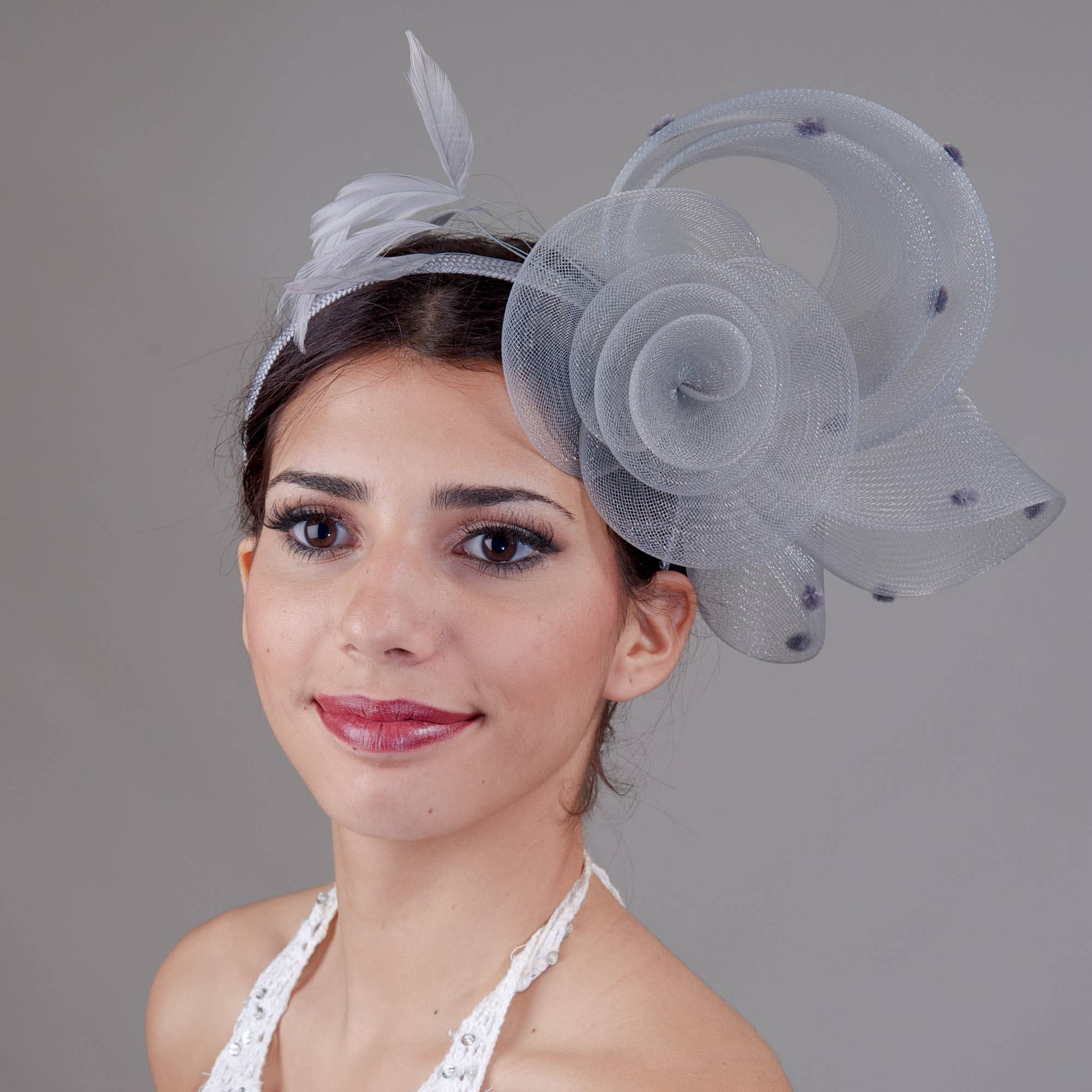 KaKyCo - Venta al por mayor Tocado - Mujer - Fascinador de cóctel con lazo de flor de crinolina y pluma | 5610H7