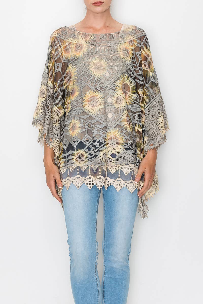 Origami Apparel ~  Lace and Crochet inspired – Großhandel Bluse – Damen – Aufwendig gehäkeltes Poncho-Top mit geometrischen Stickdetails -1139 NAT/BK SUN FL4