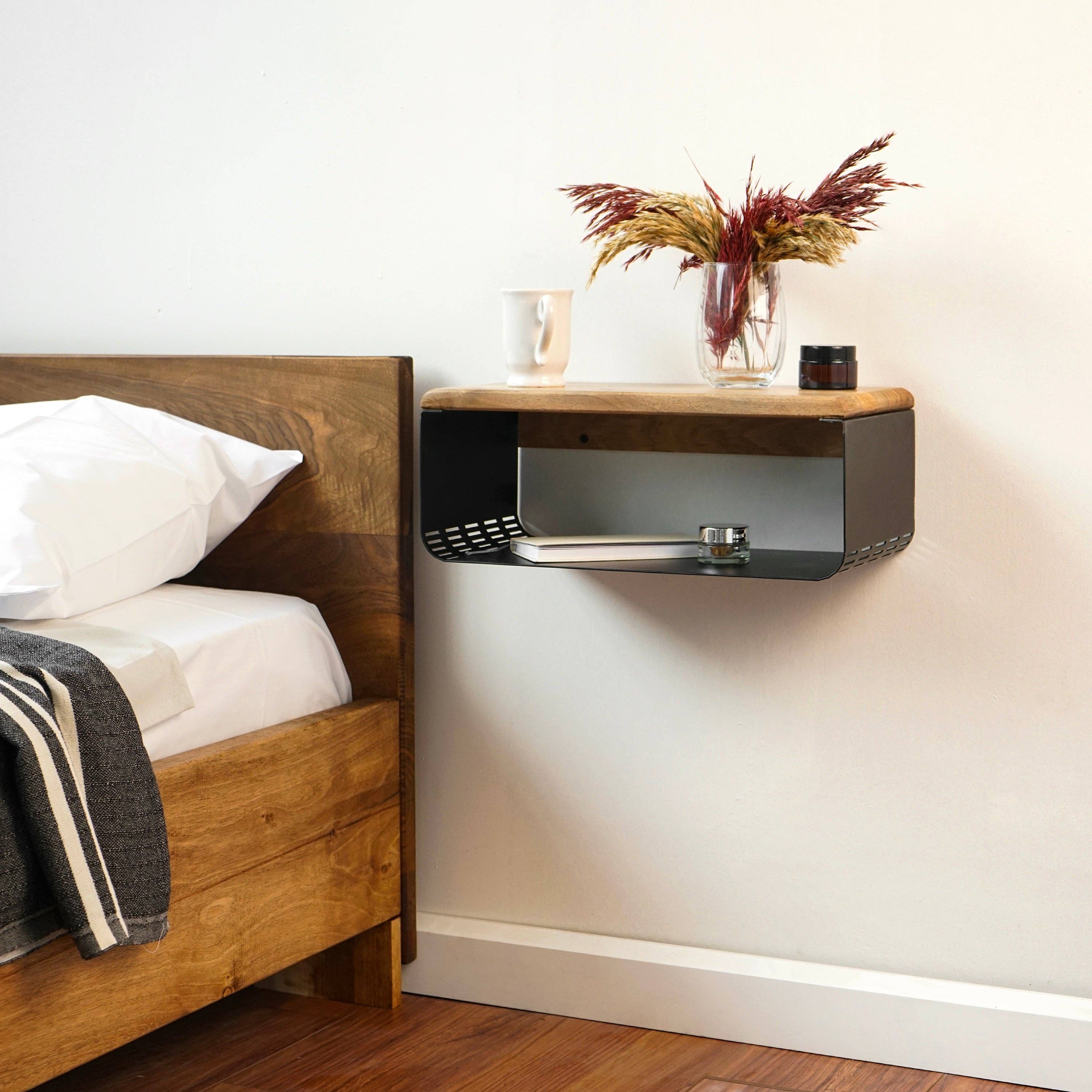 Ultimate Premium Products - Vente Meuble de chambre - Table de chevet flottante noire avec dessus en épicéa et base en métal3