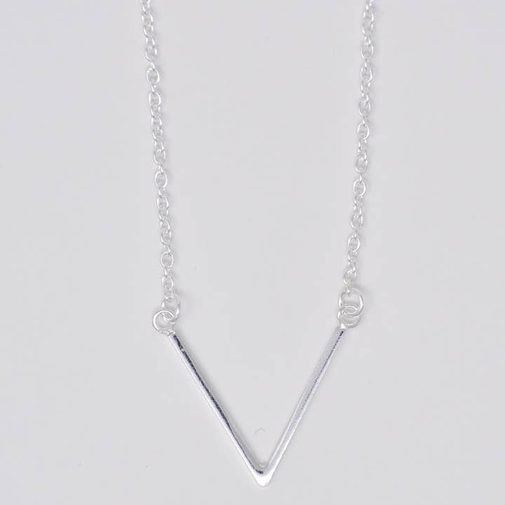 Collier en forme de V pour la vente par LEEBA