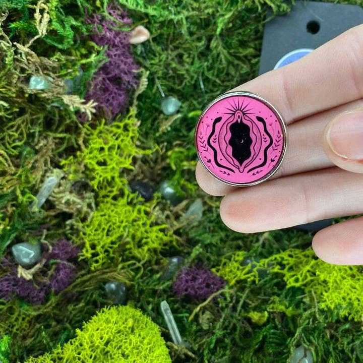 Feministische BPE Hexen-Emaille-Pin für den Großhandel von The Shadow Witch