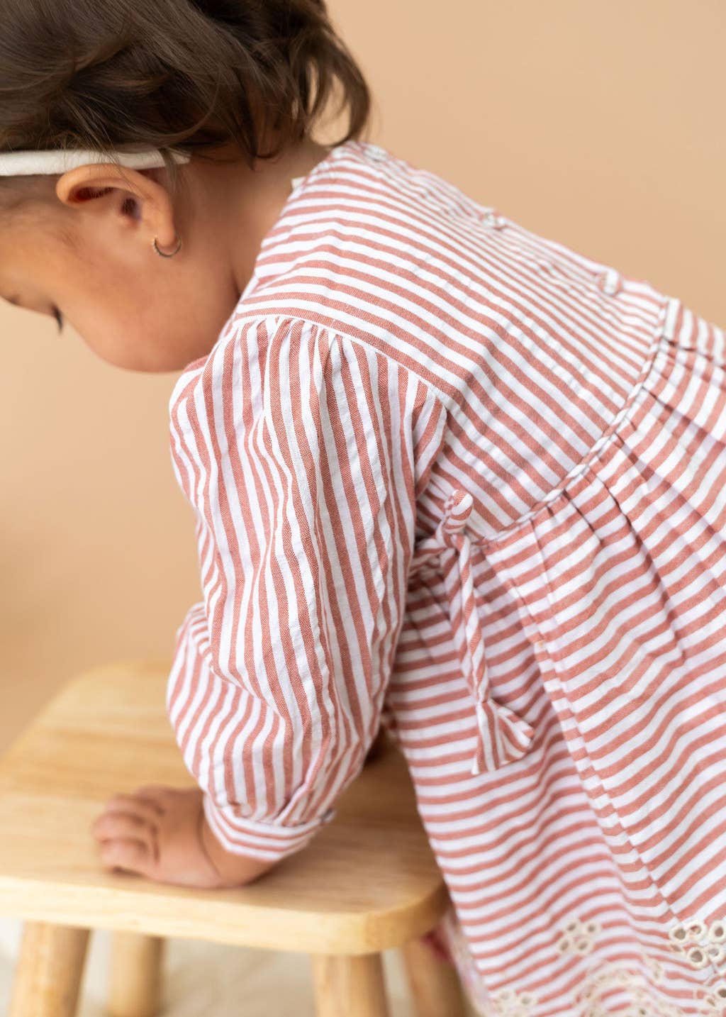 Risca Vintage Berry Vestido e Cueca de Bebé Vivienne às Riscas Bordado (Orgânico) para venda a revendedores na Faire6