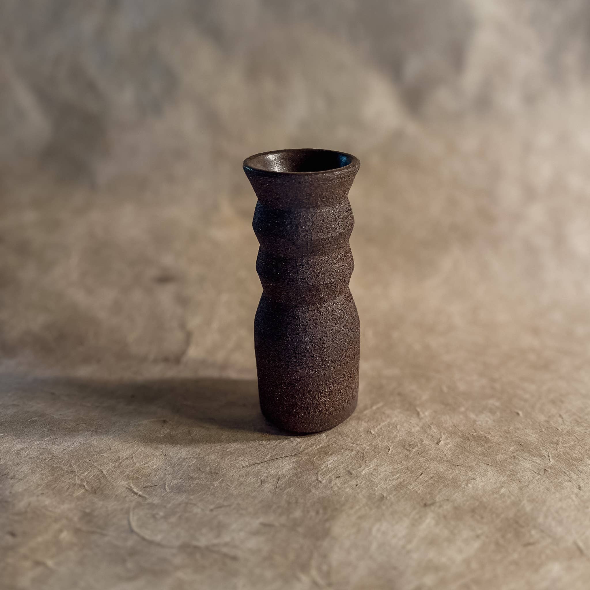 Olivia Snow Ceramics - Venta al por mayor Floreros - Jarrón No. 1 Jarrón de cerámica angular hecho a mano en marrón oscuro3