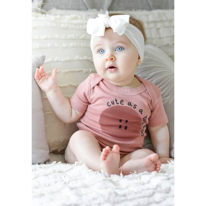 Sød Som Knap Kortærmet Bodysuit for engroshandel hos Beaus+Babes