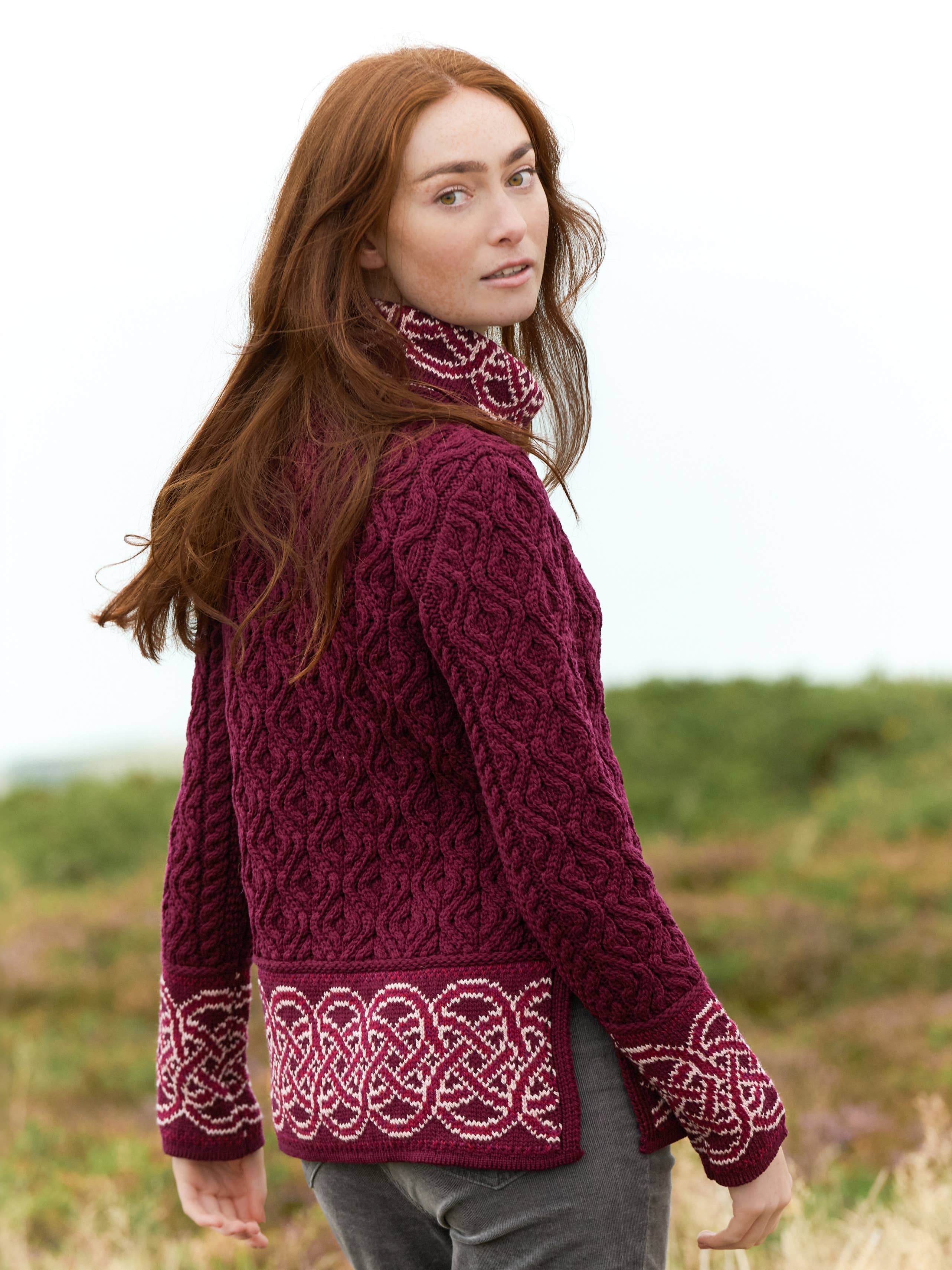 Aran Crafts - Vendita all'ingrosso Maglia larga - Donna - MAGLIONE JACQUARD CON COLLO AD ANELLO R5337
4