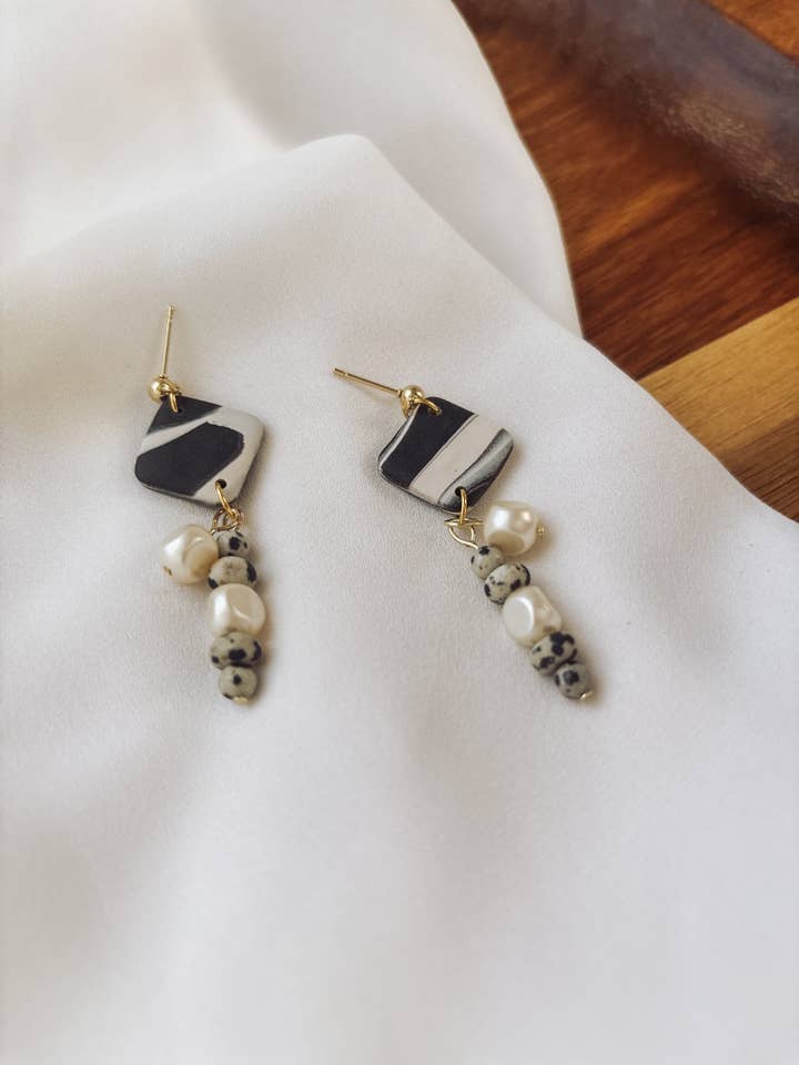 Oorbellen van gemarmerde klei in diamantvorm met parel en Dalmatiƫr jaspis voor wholesale door Placed by Grace
