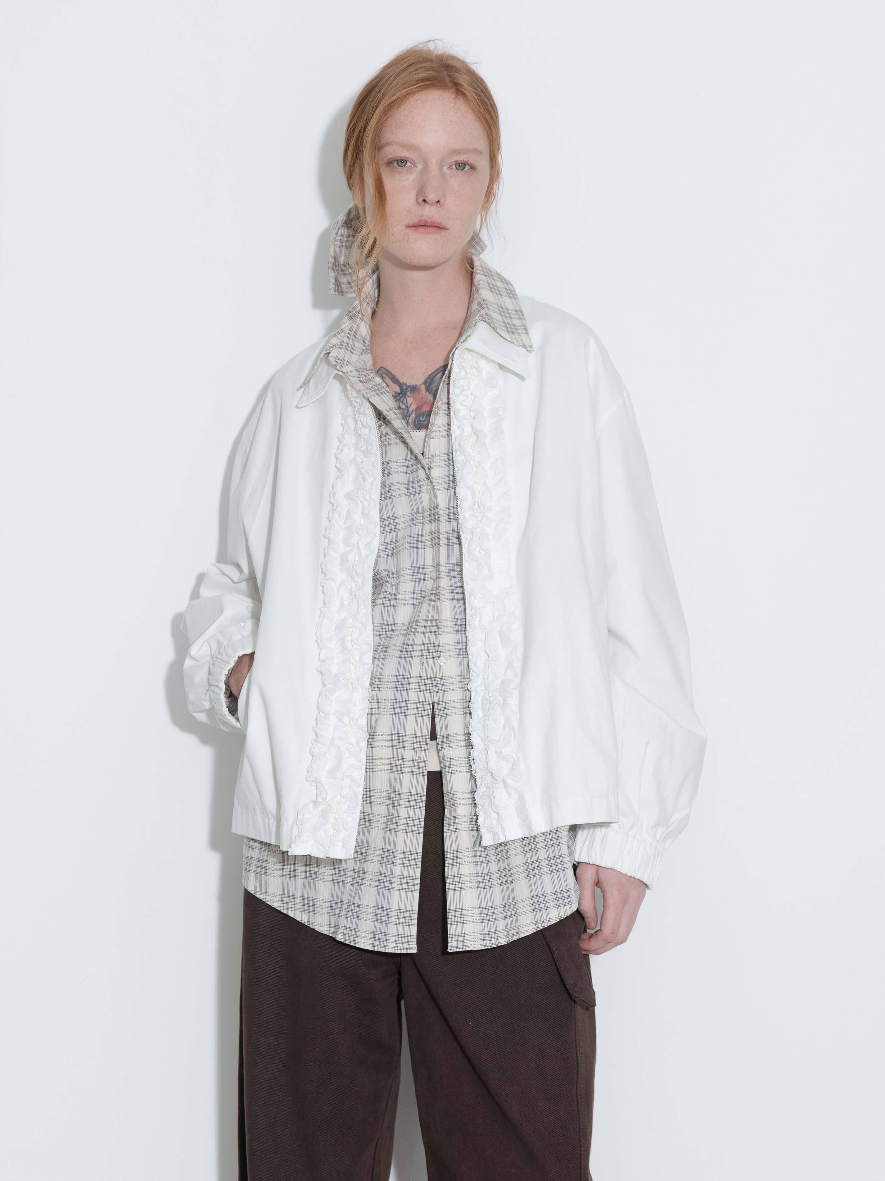 CUBIC – Engroshandel Jakke - Dame – Bomuldsjakke med flæser og lynlås samt elastiske ærmegab8