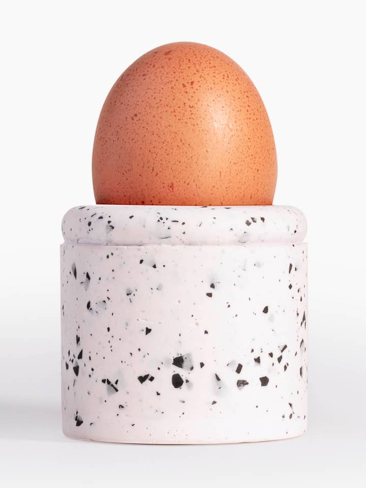 Eggy Pop - Lysestage og æggeholder, terrazzo hvid for engroshandel hos Hank Brussels