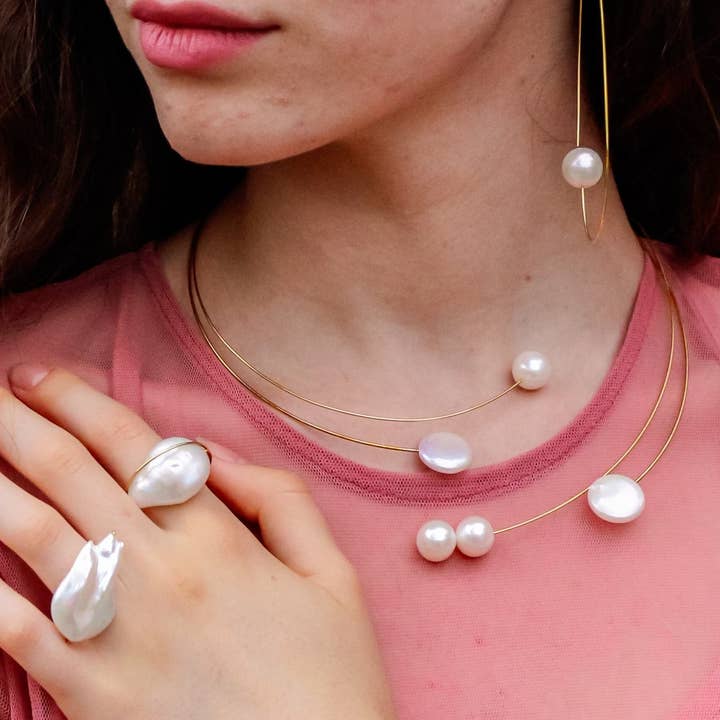 Dobbelt Wrap Ring med hvid barok perle for engroshandel hos Melissa McArthur - Jewellery Made in London