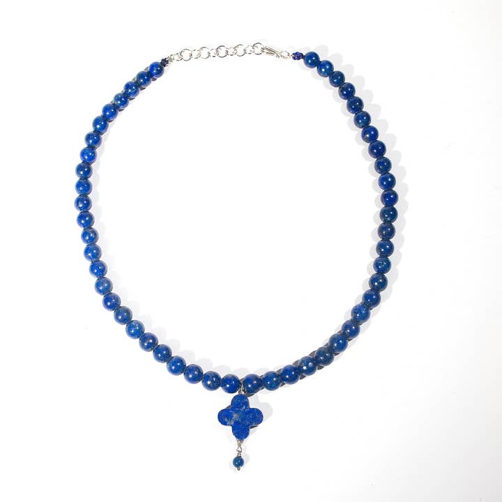 Collier en argent 925 fait main avec perles de lapis-lazuli naturel, design trèfle pour la vente par KUCHI LUXURY