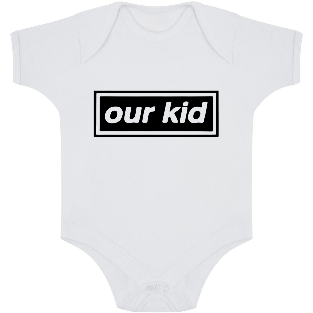ZZZEBRAAA LIMITED – Engroshandel Bodysuit - Baby – Our Kid Baby Grow - Håndtrykt - Sjovt Manchester-inspireret2