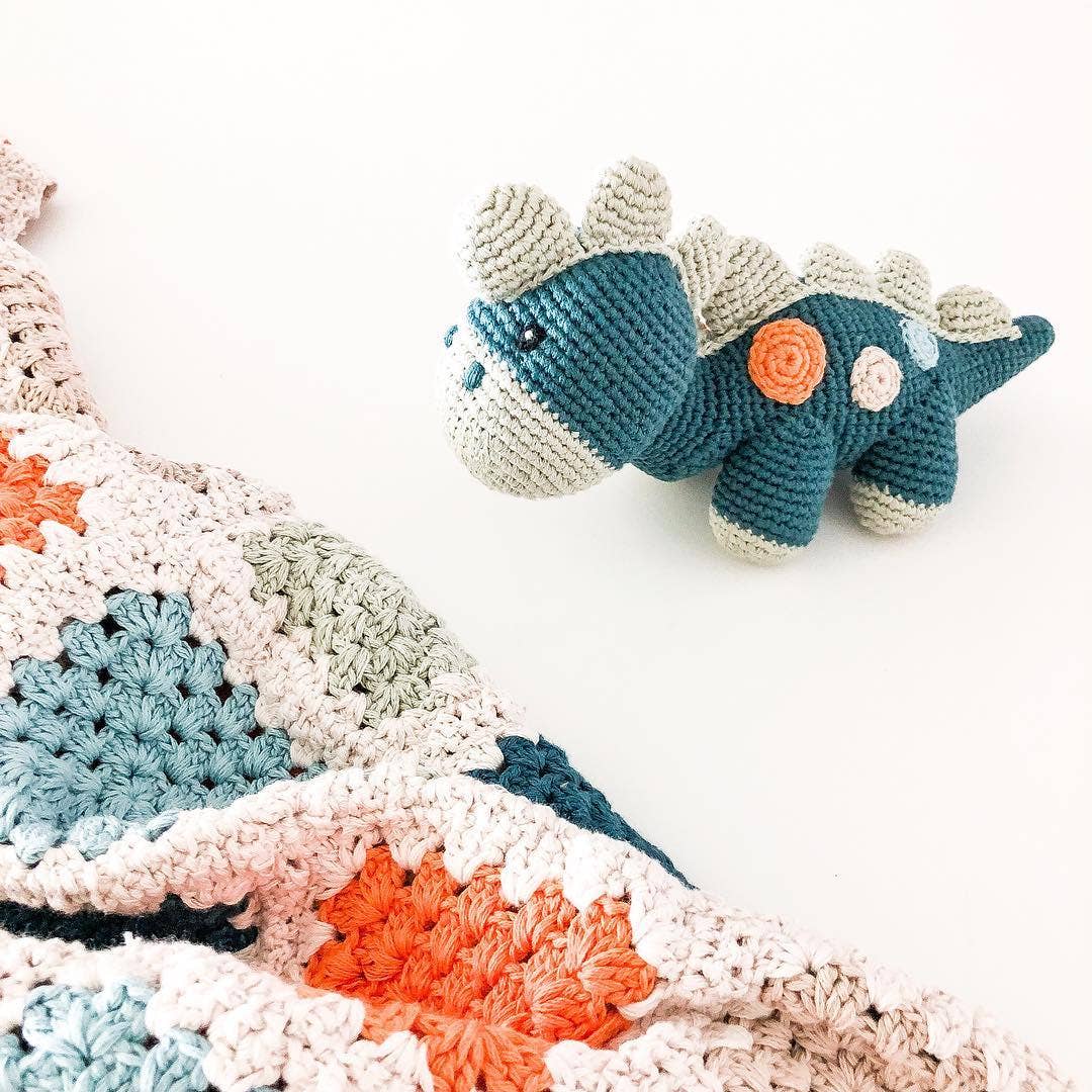 Pebblechild – wholesale Skallra - Baby – Virkat babyleksak dinosaurie skallra - petrolblå11