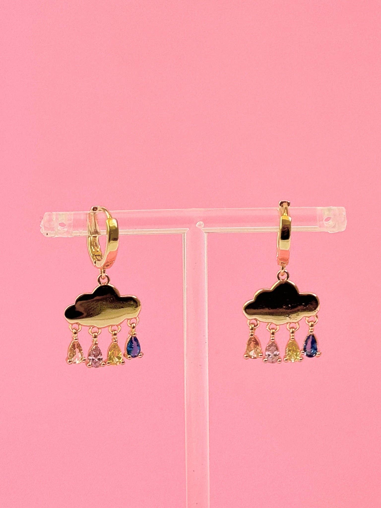 Golden Hour Designs - Wholesale Hangende/ronde oorbellen - Gouden Wolk Regenboog Edelstenen Huggie Oorbellen - Speels, Sprankelend