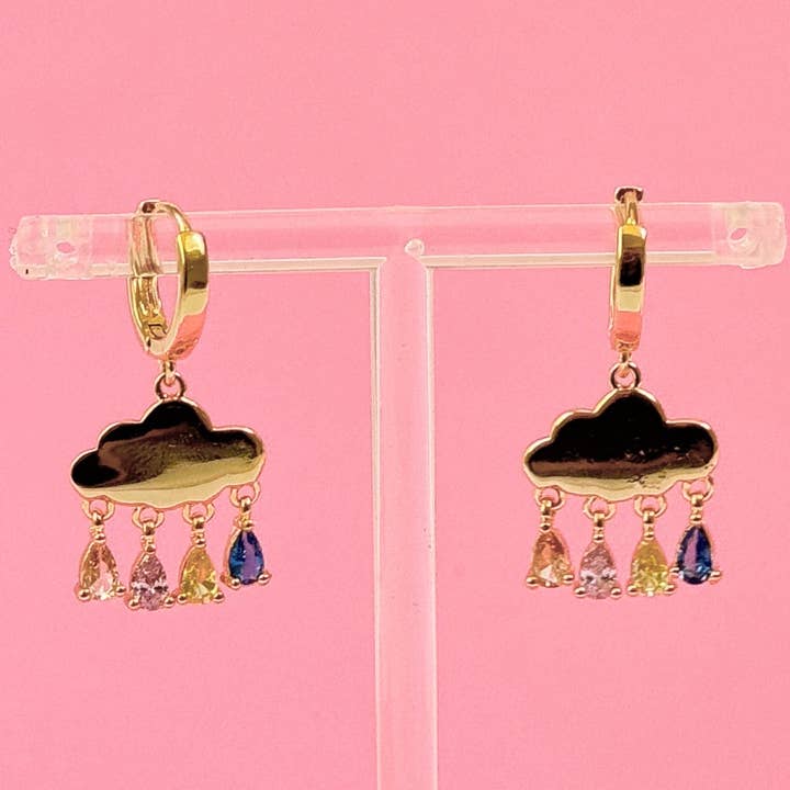 Golden Hour Designs - Wholesale Hangende/ronde oorbellen - Gouden Wolk Regenboog Edelstenen Huggie Oorbellen - Speels, Sprankelend0