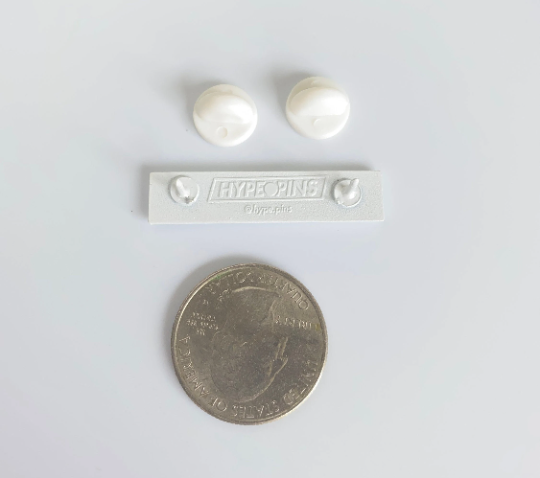 Hype Pins – Großhandel Anstecker/Button – Fuck Off (weiß) Hartemail-Pin2