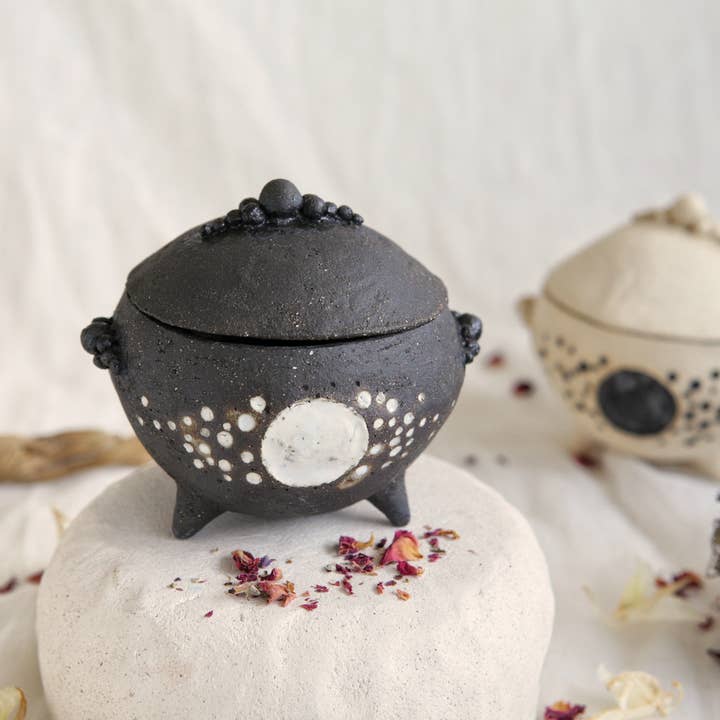 Black and White Cauldron for wholesale by Nuria Vela Ceramica