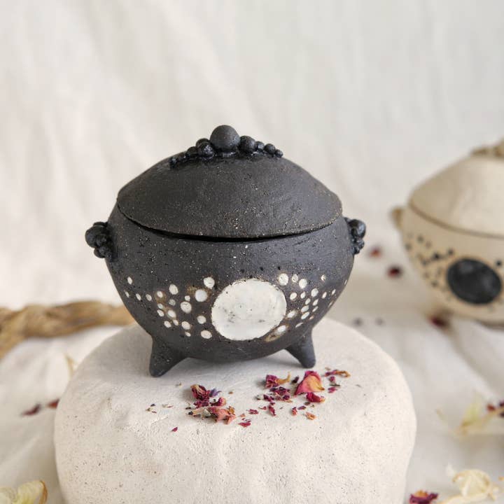 Black and White Cauldron for wholesale by Nuria Vela Ceramica
