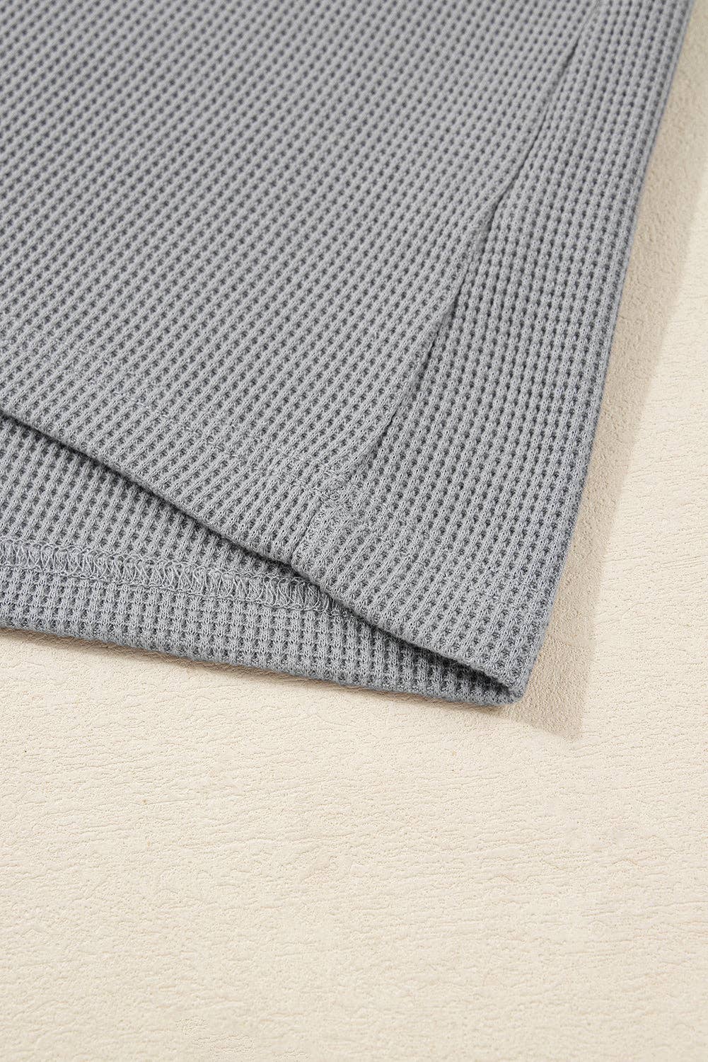 Gris Top con capucha gris de patrón mixto de punto waffle con botones a la mitad y patchwork. de venta al por mayor en Faire10