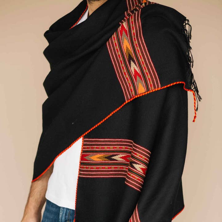 Châle en pure laine noire puissante pour la vente par Embrace