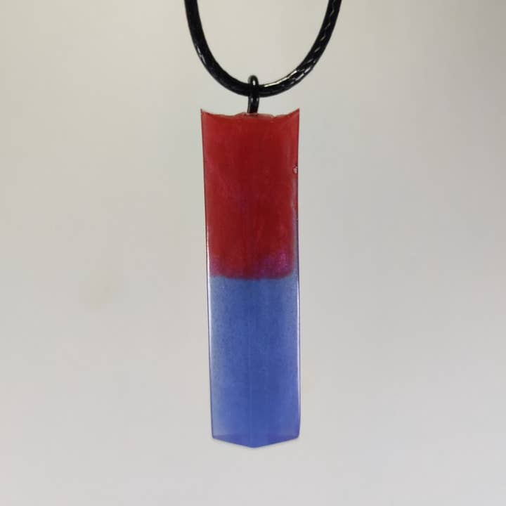 Pingente de prisma vermelho e azul C0008 por atacado de Resinartesania