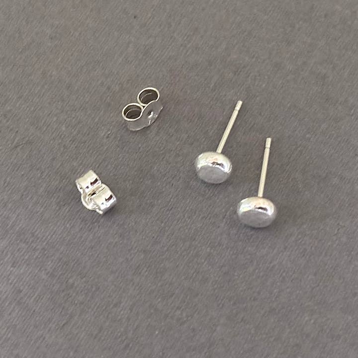 Verve Jewellery – wholesale Stud/post earrings – Small sterling silver hammered disc studs1