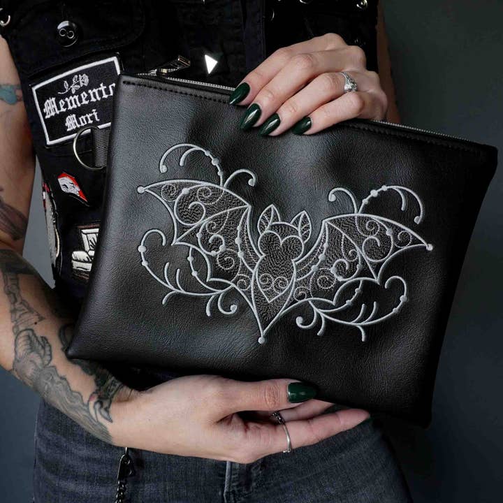 Silverflätad svart platt zip-väska med kanonmetallbeslag för wholesale av Project Pinup