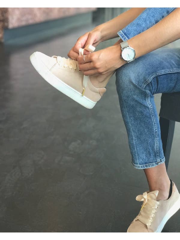The Shoelace Brand – Engroshandel Snørebånd - Unisex – Champagne Silke – Gyldne Satin Snørebånd med Guldfarvede Metalspidser