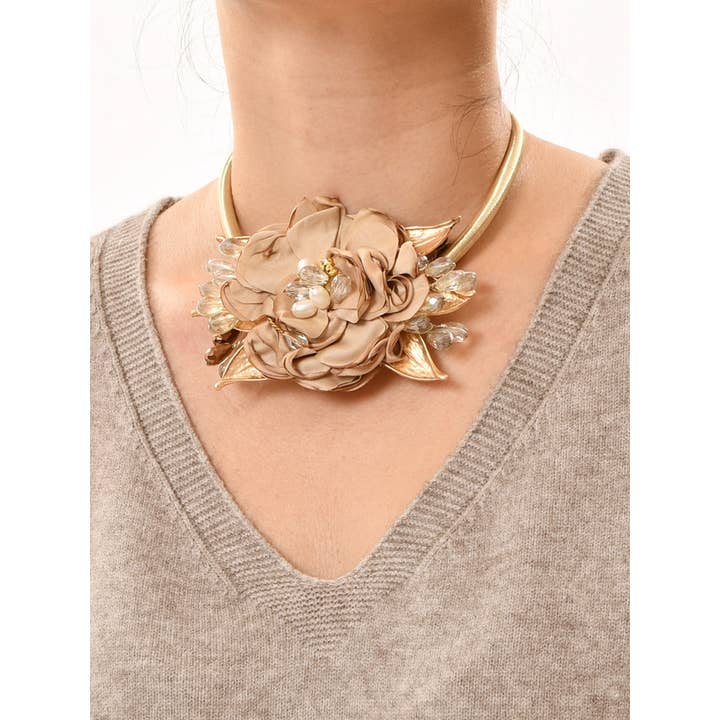 Victoria Moda - Wholesale Choker/Collar - Short flower necklace with petals with crystal