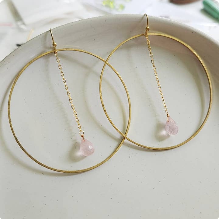 Boucles d'oreilles pendantes en briolette à facettes en quartz rose et créoles en laiton pour la vente par Sara Sela Jewelry