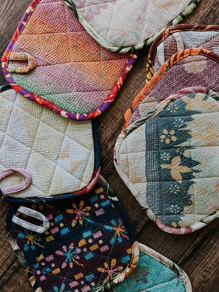 Manique Kantha - Bordure Marron pour la vente par Wings Hawaii