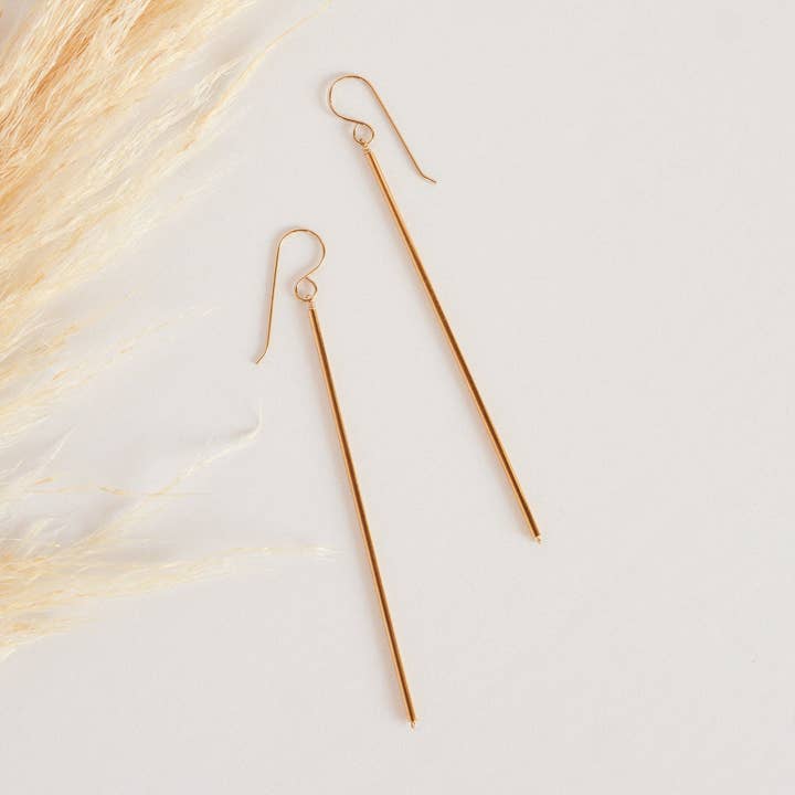 Golden Bar Örhängen för wholesale av Grace & Flux LLC