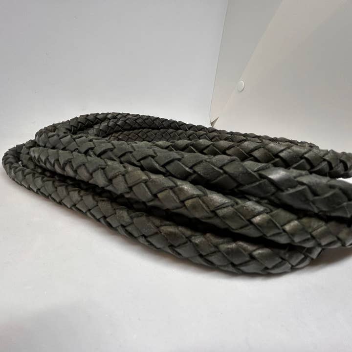 Flat braided leather green for wholesale by Sun Enterprises B.V.