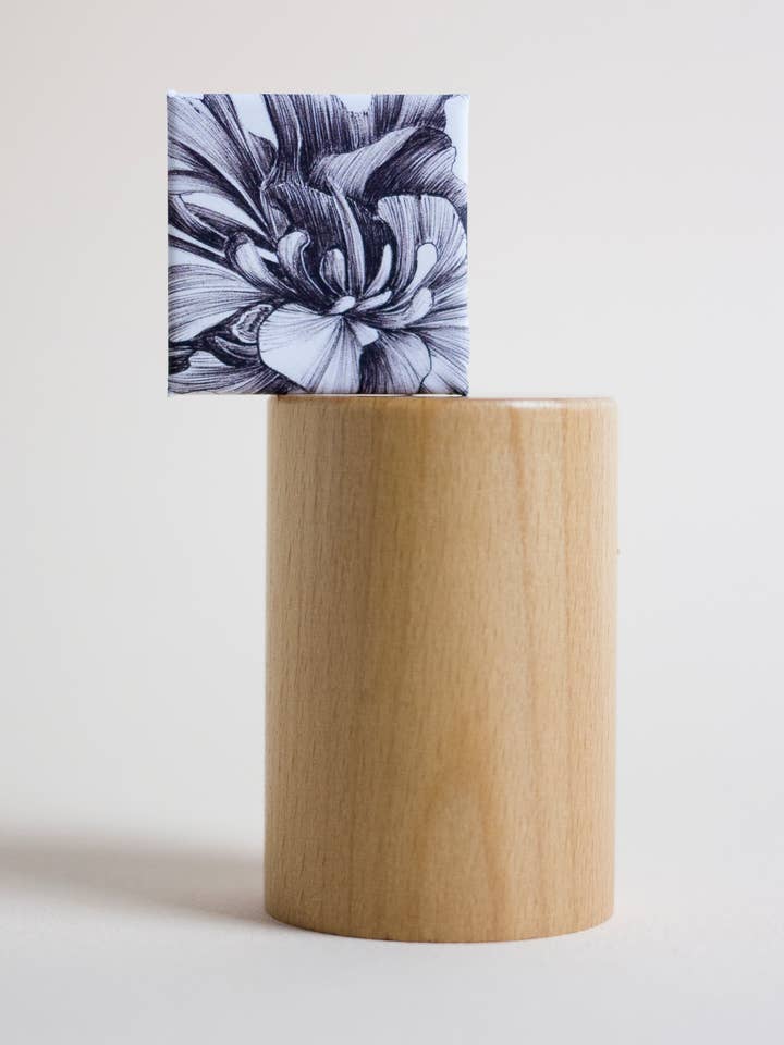 Blommig magnetbrosch för wholesale av Yukka