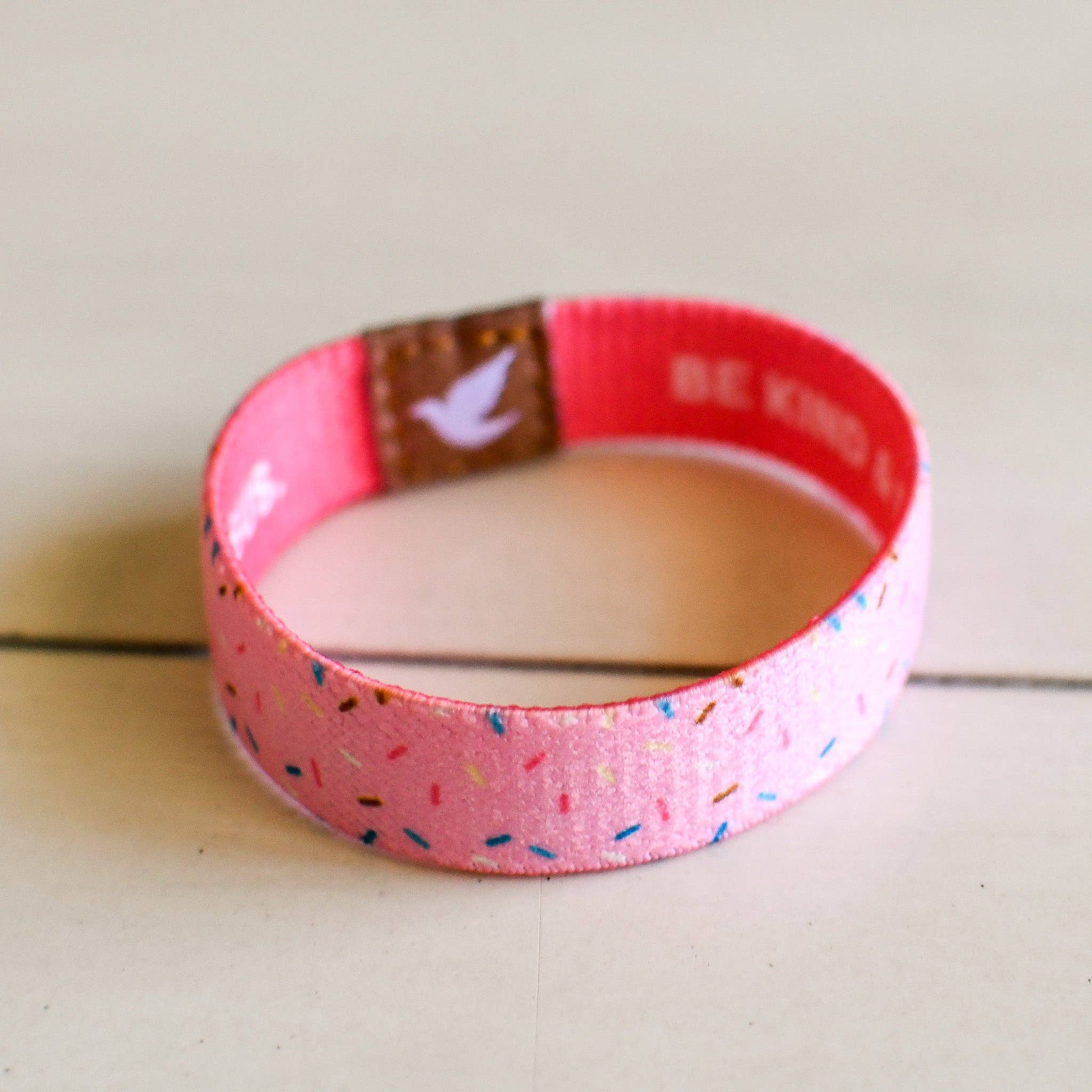 Pink Salt Riot - Vente Bracelet tissé/tressé - Bracelet élastique Kind and Brave Sprinkles pour filles2
