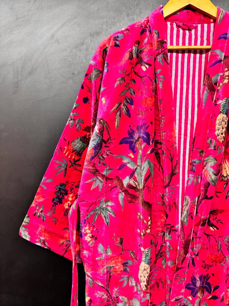 GYPSY STUDIO – Engroshandel Morgenkåbe - Dame – Pink kimono-kåbe i fløjl med fugleprint, Morning Tea-fløjlfrakke3