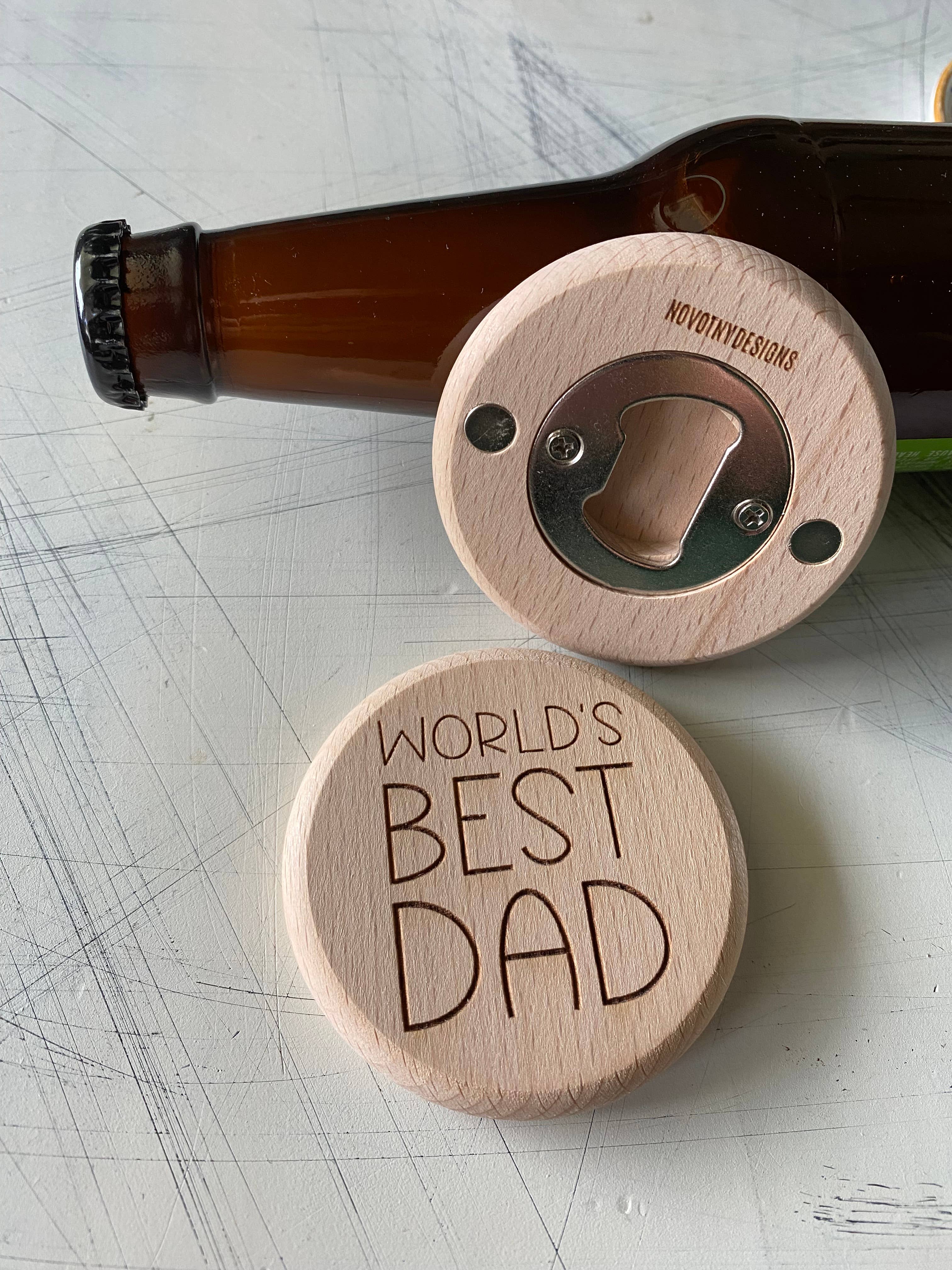 Novotny Designs – Großhandel Flaschenöffner/Korkenzieher – World's Best Dad - magnetischer Flaschenöffner aus Holz2