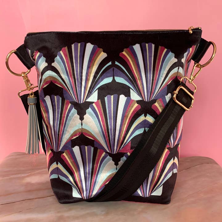 Sort Shell Velvet Håndtaske for engroshandel hos Chloe croft London limited